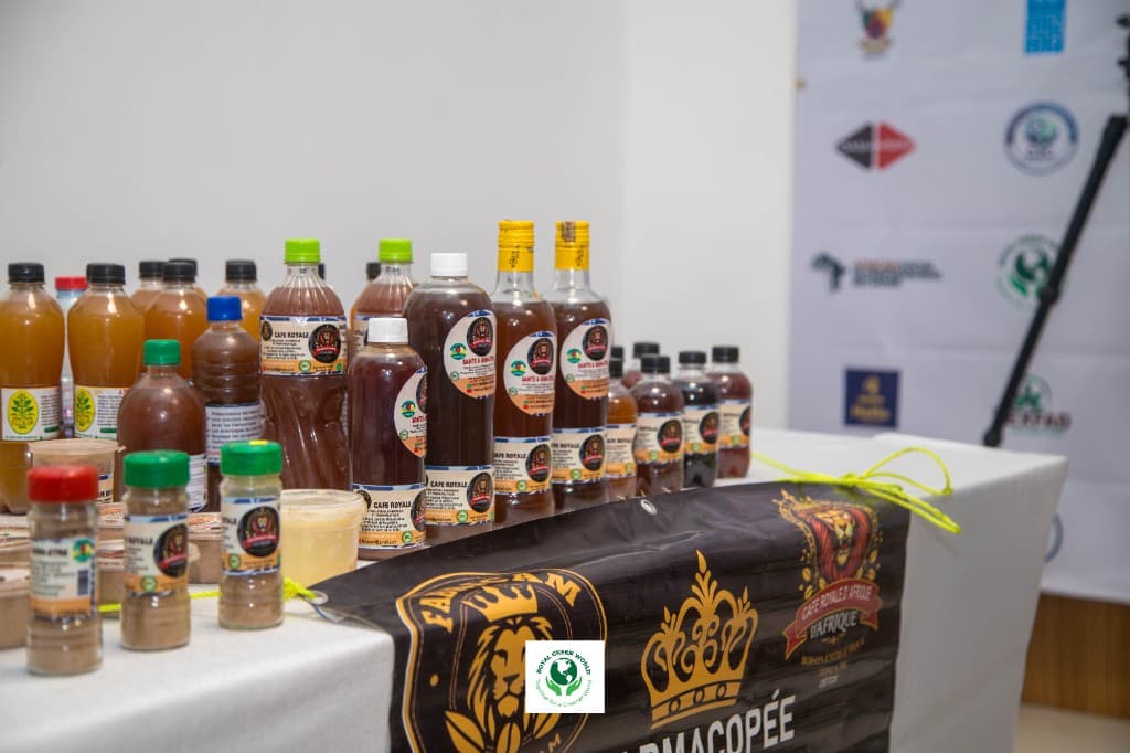展桌上陈列的 Café Royale 瓶装饮品和香料