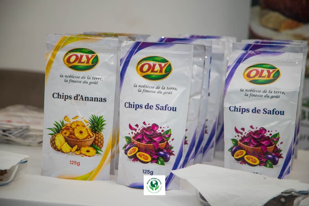 展桌上的 OLY 菠萝片和非洲梨片包装
